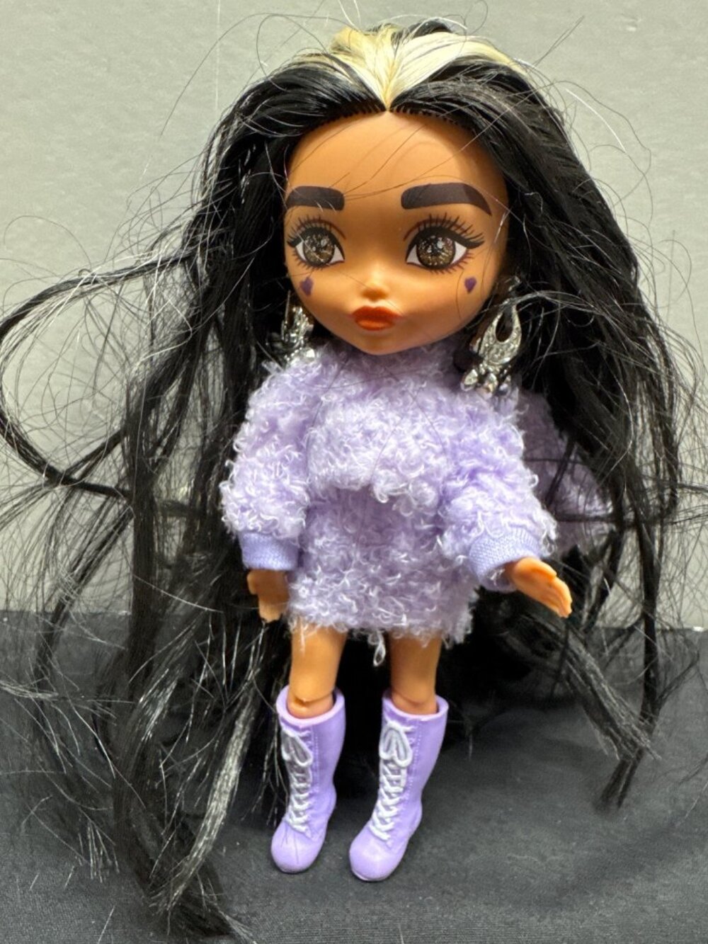 Barbie Extra Minis Doll #4 In Lavender Outfit With Black & Blonde Hair Fluffy To